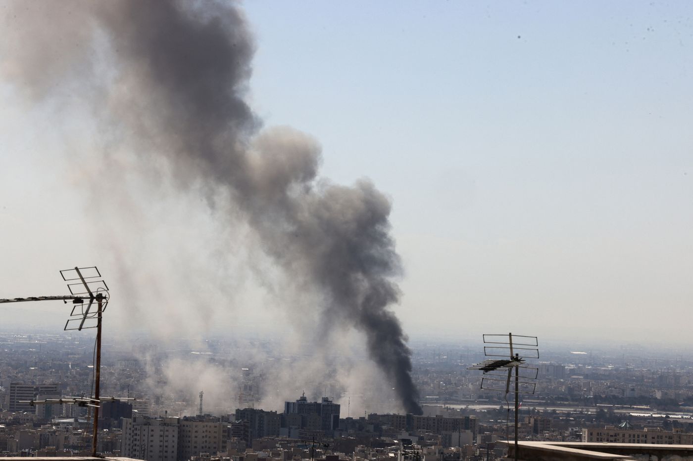 Why 'Téhéran Riposte' Content Missing from Provided Web Scrapes